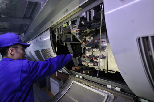 深夜北京朝陽動車所的“動車醫(yī)生” 移動CT車保春運(yùn)安全